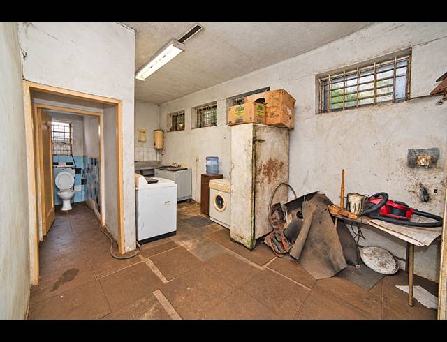 340M² WAREHOUSE FOR SALE IN PETIT